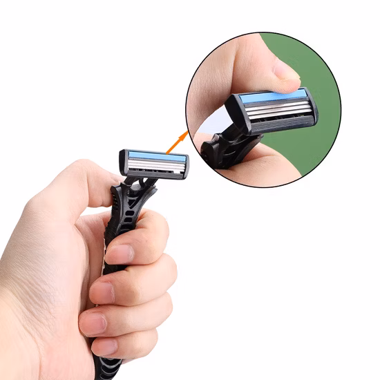 Recurso de lâmina tripla D323L e lâmina descartável para uso facial masculino