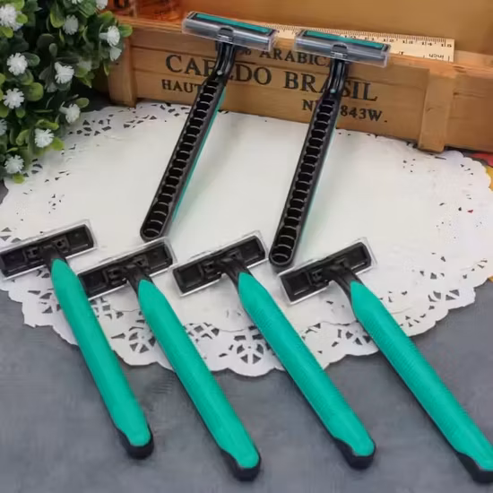 Máquina de barbear descartável de lâminas duplas com preço de fábrica para homens